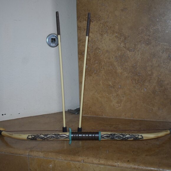 RARE Disney Store Princess Merida Brave Bow Archery Plastic Toy BOW & 2 Arrows - Picture 1 of 9